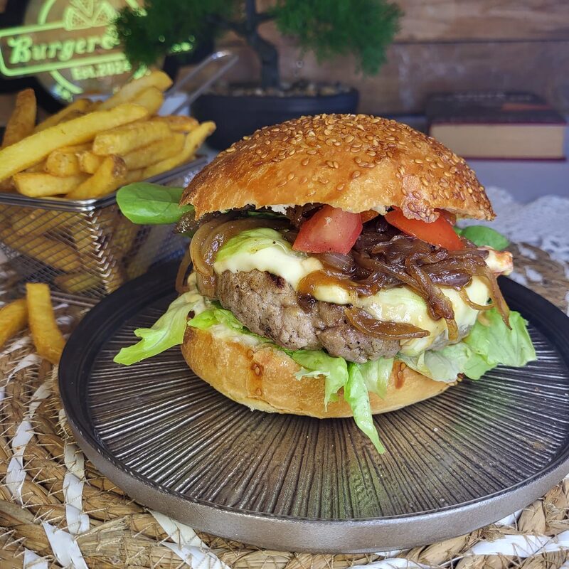 Burger au pain de boulangerie servi avec des frites