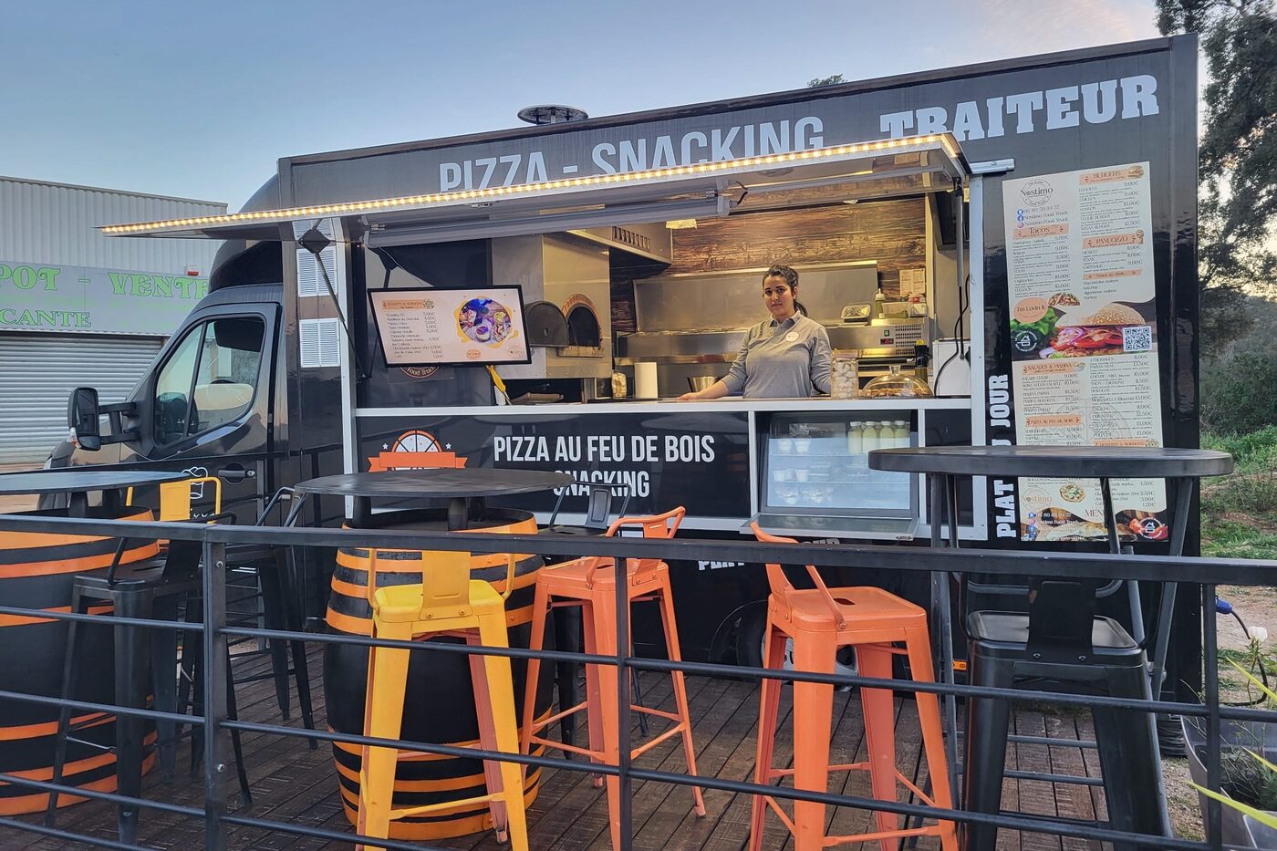 Le camion Nostimo, comptoir pizza au feu de bois et tabourets orange
