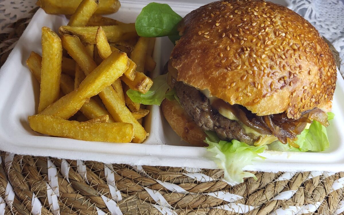 Burger au pain de boulangerie et frites, servis en barquette