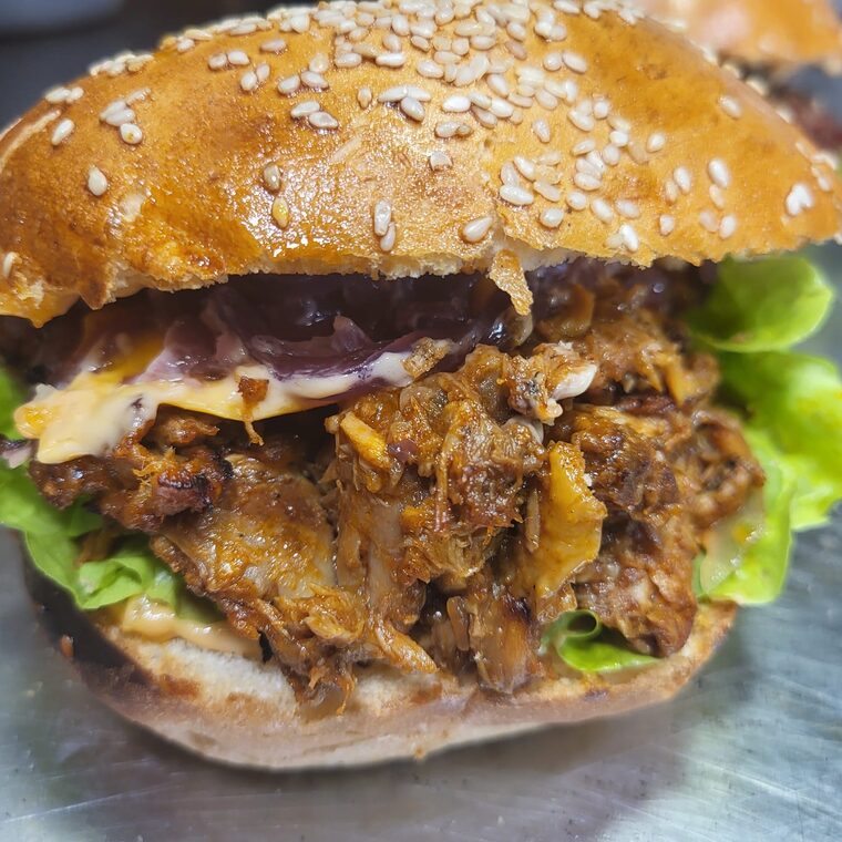 Burger à la viande effilochée, servi avec des frites