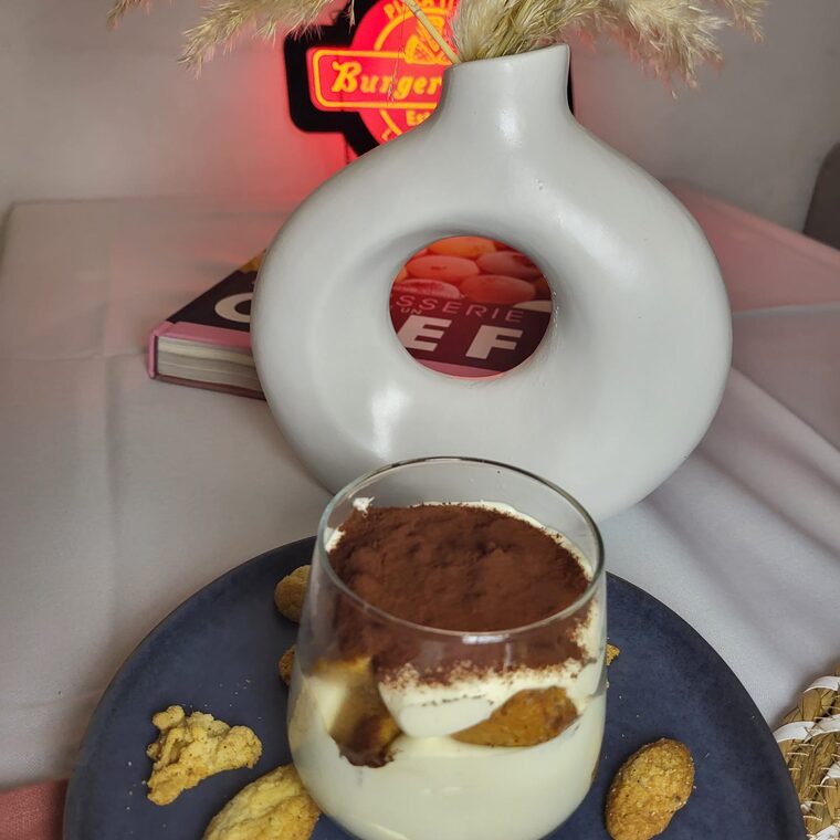 Tiramisu servi dans un verre, surmonté d’un biscuit