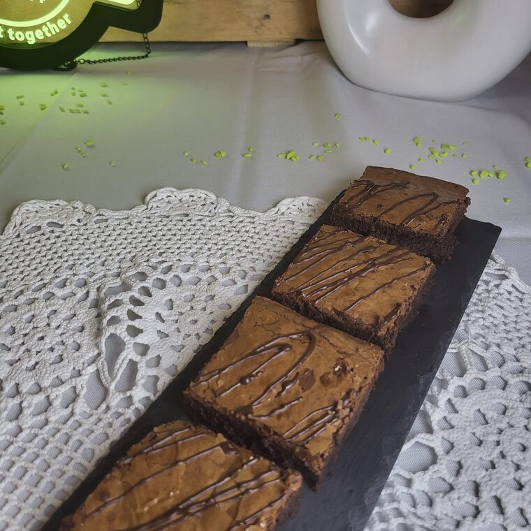 Moelleux au chocolat présentés sur une ardoise