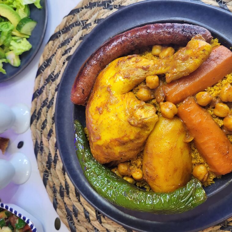 Couscous poulet merguez avec pois chiches, carottes et poivron
