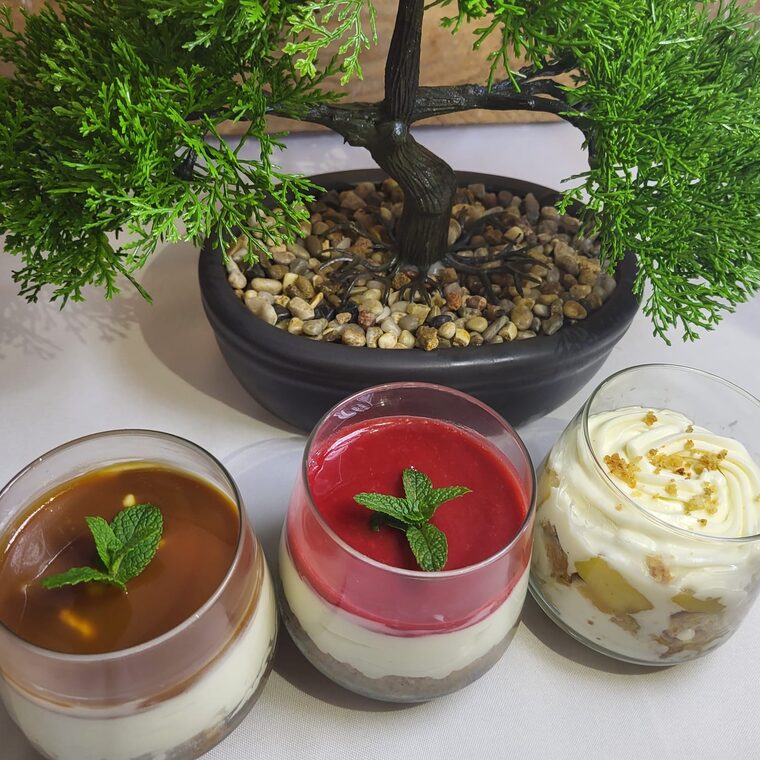 Trois desserts en verrines, panna cotta et tiramisu
