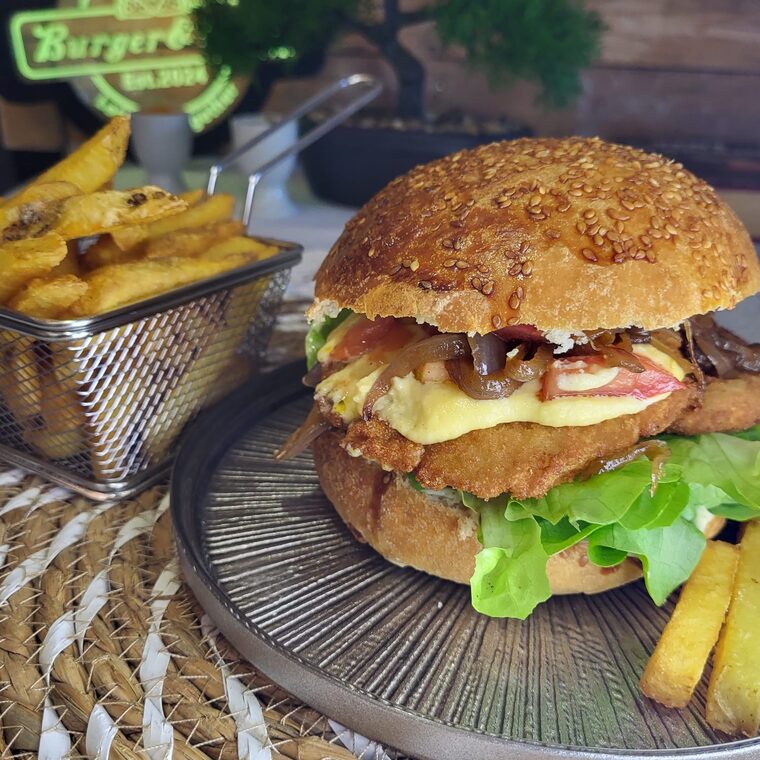 Burger au pain de boulangerie servi avec des frites