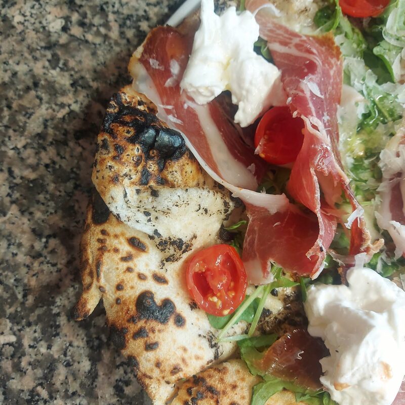 Panuozzo garni de jambon cru, burrata et tomates cerise