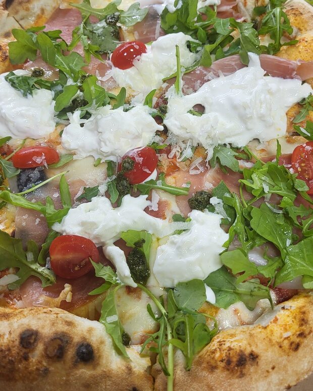Pizza napolitaine à la roquette, jambon cru et burrata