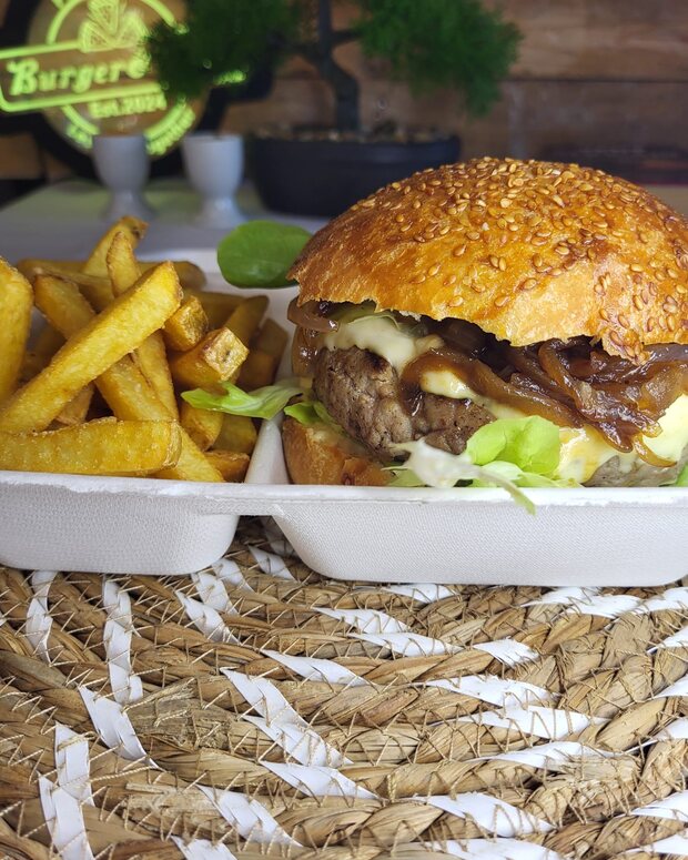 Burger au pain de boulangerie et frites